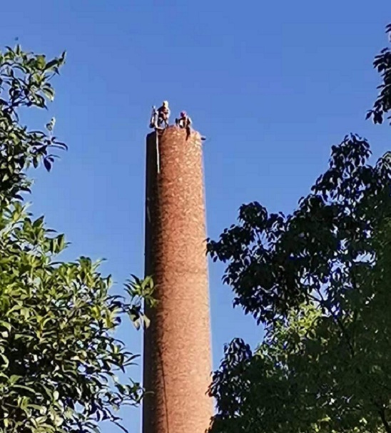 煙囪拆除公司:環保先行,綠色拆除,共筑藍天夢想